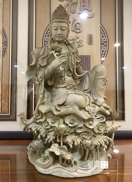 2.2尺金絲楠木蓮葉自在觀音 1