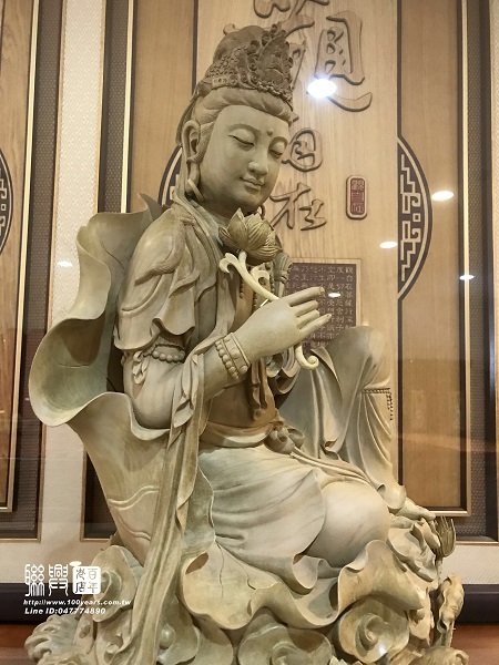 2.2尺金絲楠木蓮葉自在觀音 5