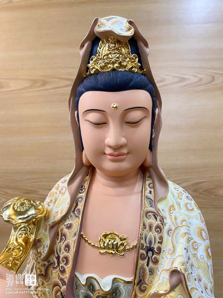 尺六金絲楠木極彩自在觀音 2