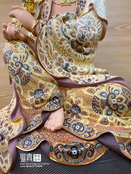 尺六金絲楠木極彩自在觀音 3