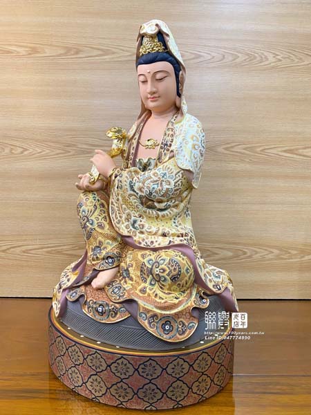 尺六金絲楠木極彩自在觀音 4