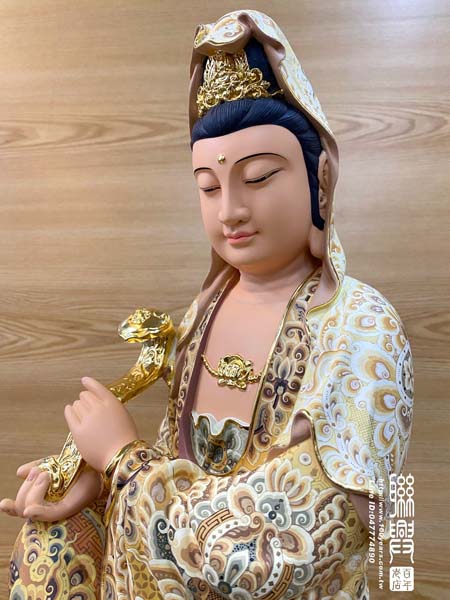 尺六金絲楠木極彩自在觀音 5