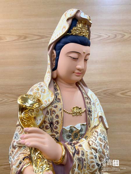尺六金絲楠木極彩自在觀音 7