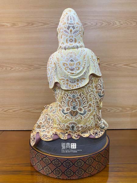 尺六金絲楠木極彩自在觀音 8