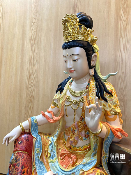 2.2尺金絲楠木極彩悠然觀自在觀音 5