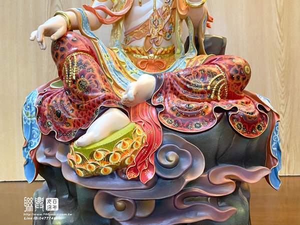 2.2尺金絲楠木極彩悠然觀自在觀音 3