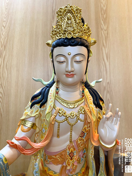 2.2尺金絲楠木極彩悠然觀自在觀音 2