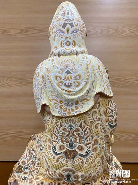 尺六金絲楠木極彩自在觀音 9